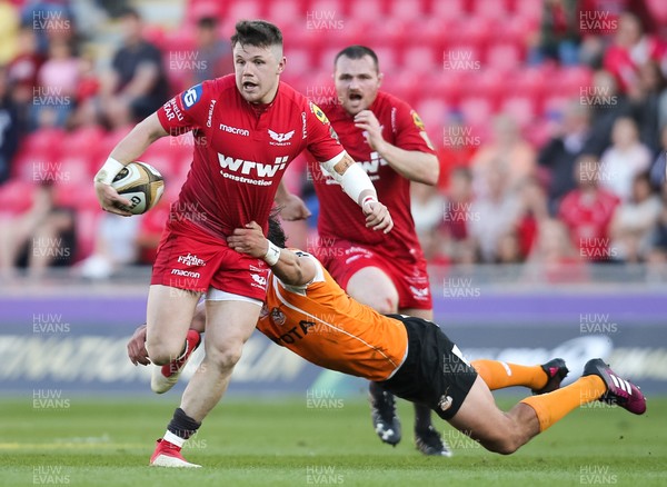 050518 - Scarlets v Cheetahs, Guinness PRO14 - Steffan Evans of Scarlets breaks through the Cheetahs defence as he races in to score his second try