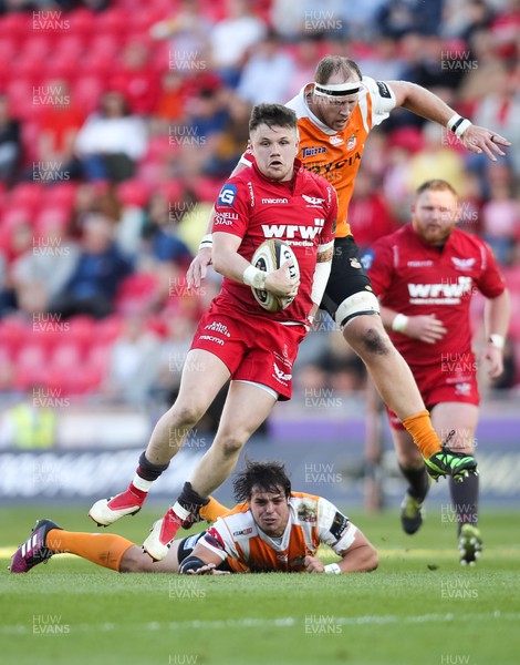 050518 - Scarlets v Cheetahs, Guinness PRO14 - Steffan Evans of Scarlets breaks through the Cheetahs defence as he races in to score his second try