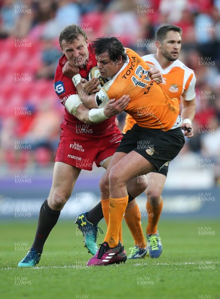 050518 - Scarlets v Cheetahs, Guinness PRO14 - Francois Venter of Cheetahs is held by Hadleigh Parkes of Scarlets