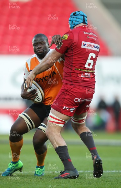 050518 - Scarlets v Cheetahs, Guinness PRO14 - Oupa Mohoje of Cheetahs takes on Tadhg Beirne of Scarlets
