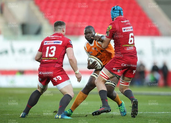 050518 - Scarlets v Cheetahs, Guinness PRO14 - Oupa Mohoje of Cheetahs takes on Tadhg Beirne of Scarlets and Scott Williams of Scarlets 