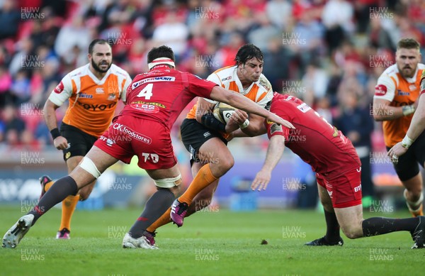 050518 - Scarlets v Cheetahs, Guinness PRO14 - Francois Venter of Cheetahs is tackled by Lewis Rawlins of Scarlets and Ken Owens of Scarlets