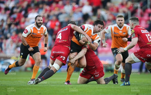 050518 - Scarlets v Cheetahs, Guinness PRO14 - Francois Venter of Cheetahs is tackled by Lewis Rawlins of Scarlets and Ken Owens of Scarlets