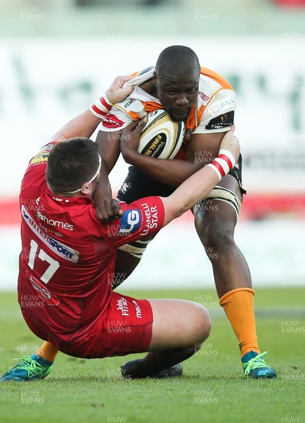 050518 - Scarlets v Cheetahs, Guinness PRO14 - Oupa Mohoje of Cheetahs is tackled by Wyn Jones of Scarlets
