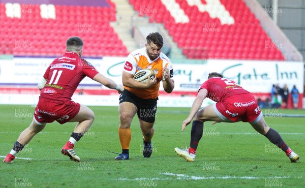 050518 - Scarlets v Cheetahs, Guinness PRO14 - Tom Botha of Cheetahs is tackled by Steffan Hughes of Scarlets and Steffan Evans of Scarlets