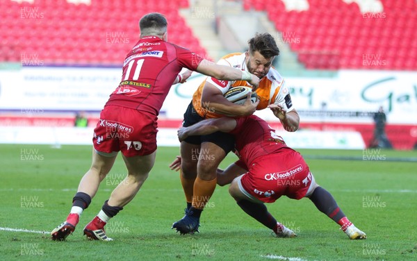 050518 - Scarlets v Cheetahs, Guinness PRO14 - Tom Botha of Cheetahs is tackled by Steffan Hughes of Scarlets and Steffan Evans of Scarlets