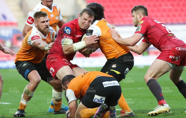 050518 - Scarlets v Cheetahs, Guinness PRO14 - Hadleigh Parkes of Scarlets battles to keep possession