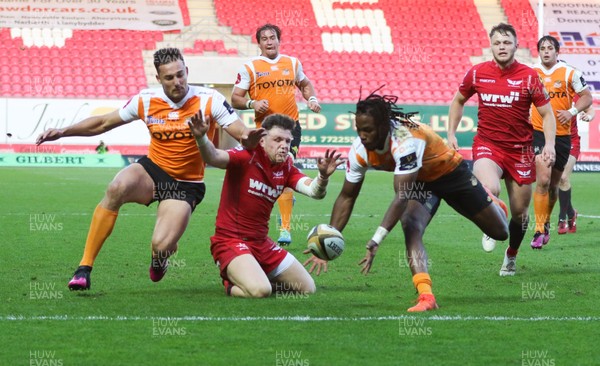 050518 - Scarlets v Cheetahs, Guinness PRO14 - Sibahle Maxwane of Cheetahs loses the ball as he dives across the try line