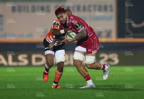 130123 - Scarlets v Toyota Cheetahs, ECPR Challenge Cup - Vaea Fifita of Scarlets is held by Andell Loubser of Cheetahs