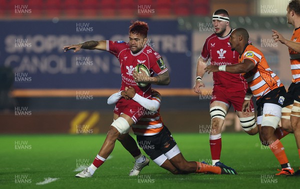 130123 - Scarlets v Toyota Cheetahs, ECPR Challenge Cup - Vaea Fifita of Scarlets is held by Munier Hartzenberg of Cheetahs