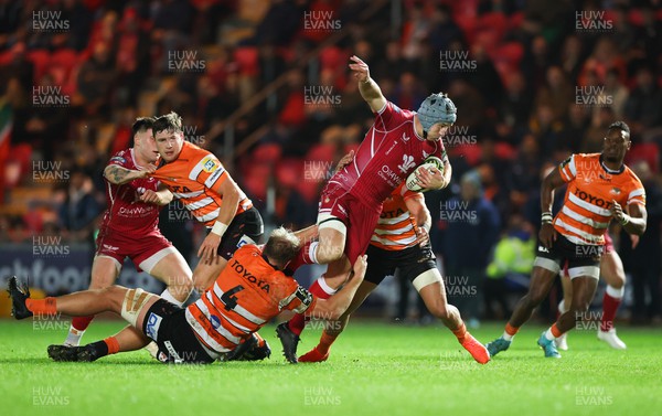 130123 - Scarlets v Toyota Cheetahs, ECPR Challenge Cup - Jonathan Davies of Scarlets sets up a try for Steff Evans of Scarlets