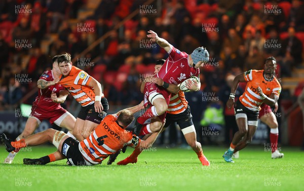130123 - Scarlets v Toyota Cheetahs, ECPR Challenge Cup - Jonathan Davies of Scarlets sets up a try for Steff Evans of Scarlets