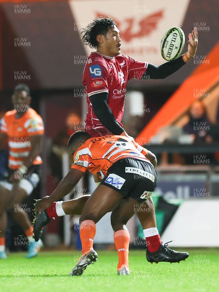 130123 - Scarlets v Toyota Cheetahs, ECPR Challenge Cup - Sam Lousi of Scarlets juggles with the ball as he looks to break away from Siya Masuku of Cheetahs