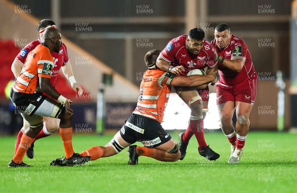 130123 - Scarlets v Toyota Cheetahs, ECPR Challenge Cup - Carwyn Tuipulotu of Scarlets takes on Friedle Olivier of Cheetahs
