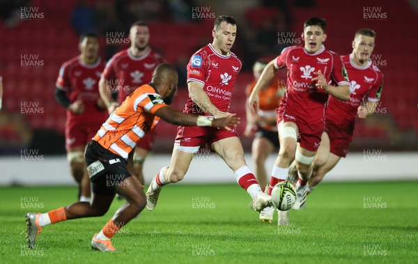 130123 - Scarlets v Toyota Cheetahs, ECPR Challenge Cup - Gareth Davies of Scarlets puts in a cross field kick