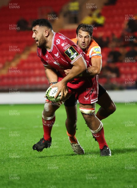 130123 - Scarlets v Toyota Cheetahs, ECPR Challenge Cup - Carwyn Tuipulotu of Scarlets looks for support as he is tackled