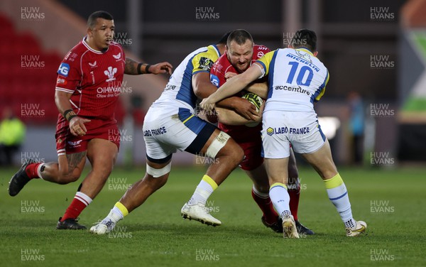 070423 - Scarlets v Clermont Auvergne - European Challenge Cup quarter-final - Ken Owens of Scarlets is tackled by Killian Tixeront and Anthony Belleau of Clermont 