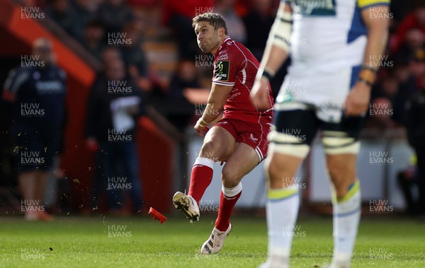 070423 - Scarlets v Clermont Auvergne - European Challenge Cup quarter-final - Leigh Halfpenny of Scarlets kicks a penalty
