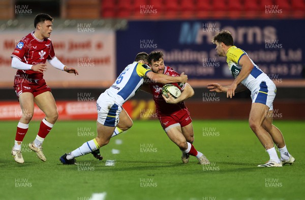 070423 - Scarlets v Clermont Auvergne - European Challenge Cup quarter-final - Ryan Conbeer of Scarlets is tackled by Alex Newsome of Clermont 