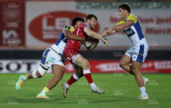 070423 - Scarlets v Clermont Auvergne - European Challenge Cup quarter-final - Ryan Conbeer of Scarlets is tackled by Irae Simone of Clermont 