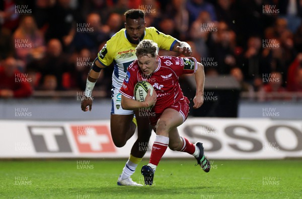 070423 - Scarlets v Clermont Auvergne - European Challenge Cup quarter-final - Sam Costelow of Scarlets runs in to score a try