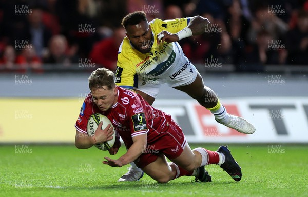 070423 - Scarlets v Clermont Auvergne - European Challenge Cup quarter-final - Sam Costelow of Scarlets runs in to score a try
