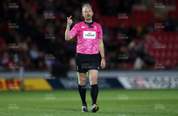 070423 - Scarlets v Clermont Auvergne - European Challenge Cup quarter-final - Referee Wayne Banres reviews the reply