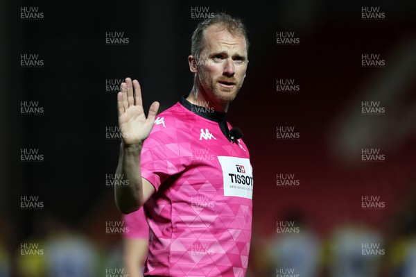 070423 - Scarlets v Clermont Auvergne - European Challenge Cup quarter-final - Referee Wayne Banres reviews the reply