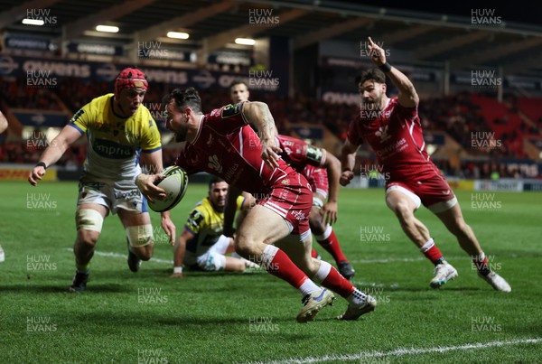 070423 - Scarlets v Clermont Auvergne - European Challenge Cup quarter-final - Ryan Conbeer of Scarlets scores a try