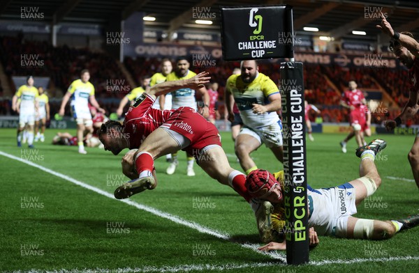 070423 - Scarlets v Clermont Auvergne - European Challenge Cup quarter-final - Ryan Conbeer of Scarlets scores a try