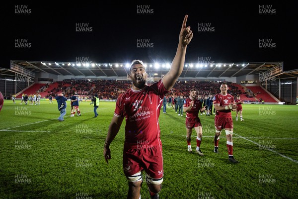 070423 - Scarlets v Clermont Auvergne - European Challenge Cup quarter-final - Carwyn Tuipulotu of Scarlets celebrates at full time