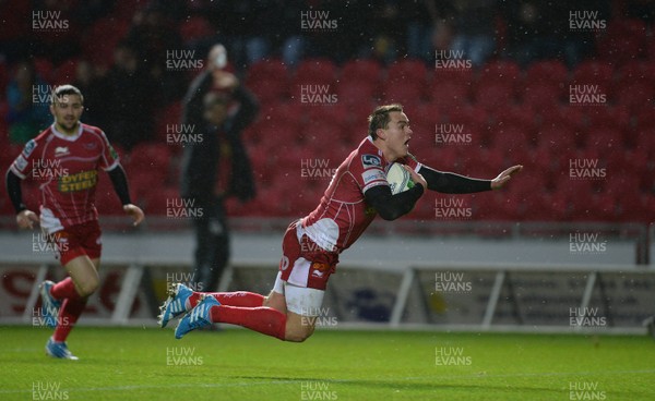 141213 - Scarlets v Clermont Auvergne - Heineken Cup -Gareth Maule of Scarlets scores try