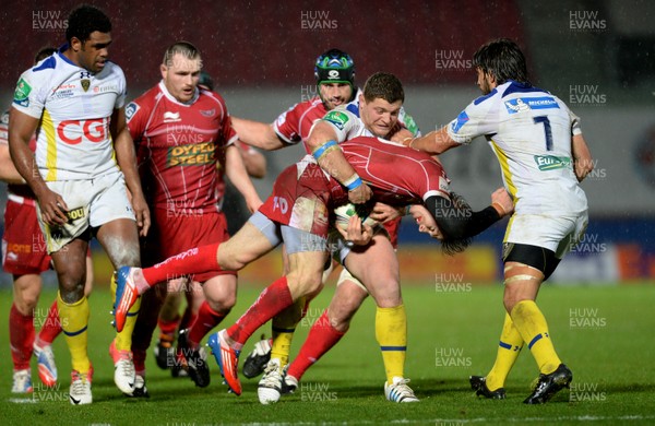 141213 - Scarlets v Clermont Auvergne - Heineken Cup -Liam Williams of Scarlets is tackled by Benjamin Kayser of Clermont Auvergne