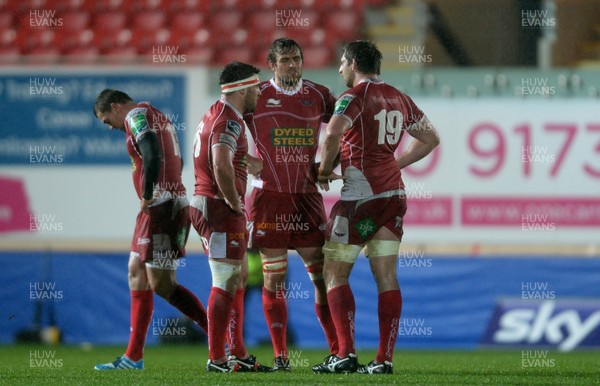 141213 - Scarlets v Clermont Auvergne - Heineken Cup -Scarlets players look dejected