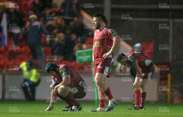 141213 - Scarlets v Clermont Auvergne - Heineken Cup -Scarlets players look dejected