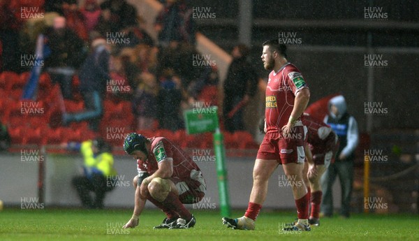 141213 - Scarlets v Clermont Auvergne - Heineken Cup -Scarlets players look dejected