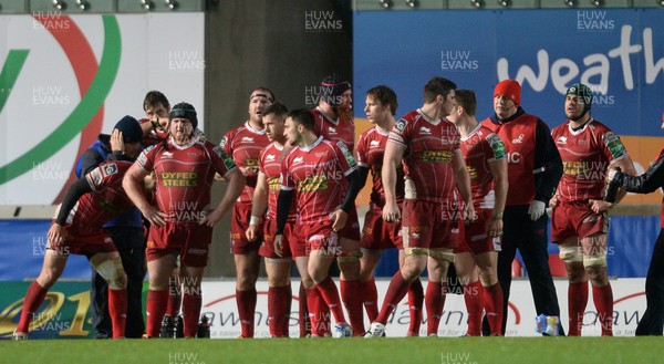 141213 - Scarlets v Clermont Auvergne - Heineken Cup -Scarlets players look dejected