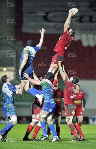 080213 - Scarlets v Connacht - Rabo Direct Pro12 -   Scarlets' Joe Snyman wins the ball in the line out