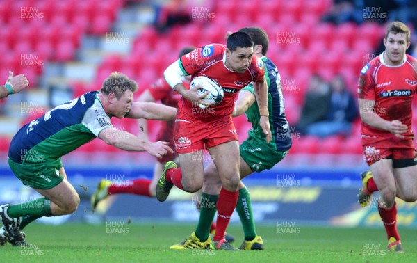 100116 - Scarlets v Connacht - Guinness PRO12 -Regan King of Scarlets gets past Tom McCartney of Connacht