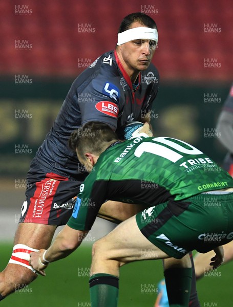 190222 - Scarlets v Connacht - United Rugby Championship - Aaron Shingler of Scarlets takes on Jack Carty of Connacht