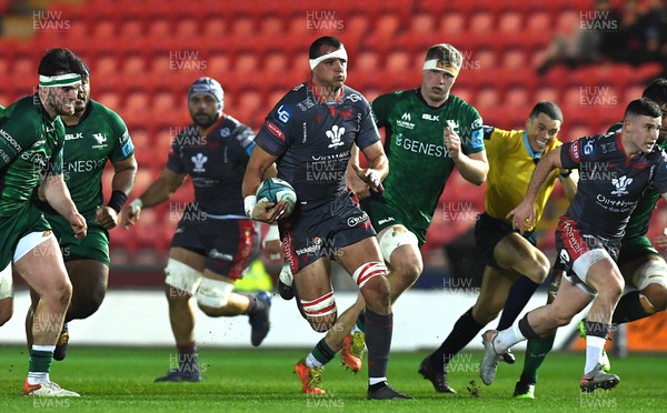 190222 - Scarlets v Connacht - United Rugby Championship - Aaron Shingler of Scarlets gets into space