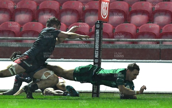 190222 - Scarlets v Connacht - United Rugby Championship - John Porch of Connacht gets past Tom Rogers of Scarlets to score try