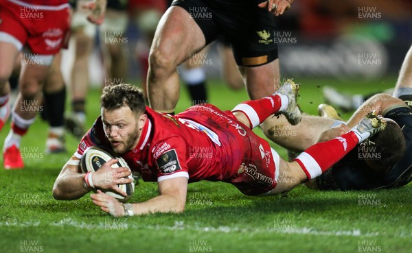 220321 Scarlets v Connacht, Guinness PRO14 - Steff Hughes of Scarlets dives in to score try