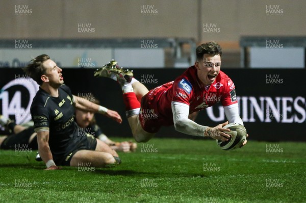 220321 Scarlets v Connacht, Guinness PRO14 - Tom Rogers of Scarlets dives in to score try