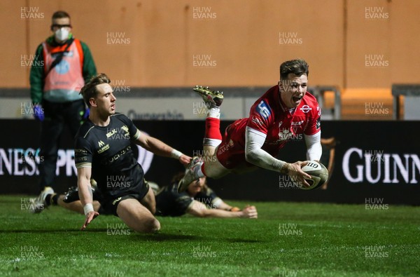 220321 Scarlets v Connacht, Guinness PRO14 - Tom Rogers of Scarlets dives in to score try