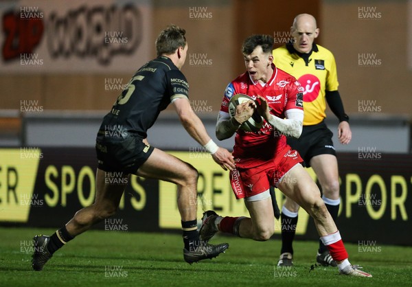 220321 Scarlets v Connacht, Guinness PRO14 - Tom Rogers of Scarlets takes on John Porch of Connacht