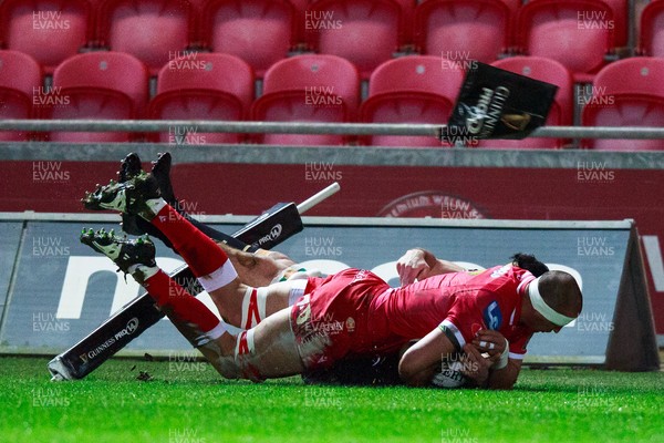 220321 - Scarlets v Connacht - Guinness PRO14 -  Aaron Shingler of Scarlets goes over for a try
