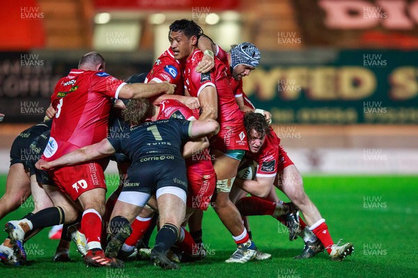 220321 - Scarlets v Connacht - Guinness PRO14 -  Ryan Elias of Scarlets prepares to break away from a maul