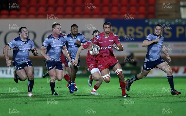 240916 - Scarlets v Connacht - Guinness PRO12 - Aaron Shingler of Scarlets charges down the field