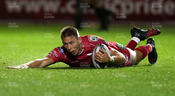 240916 - Scarlets v Connacht - Guinness PRO12 - Liam Williams of Scarlets runs in to score a try